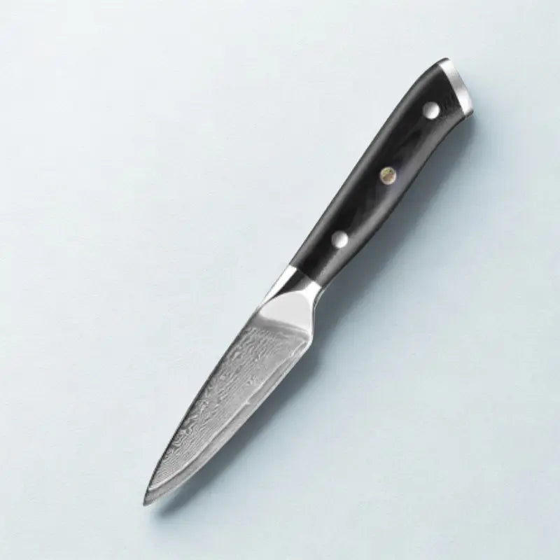 Couteau en acier damas sur fond blanc