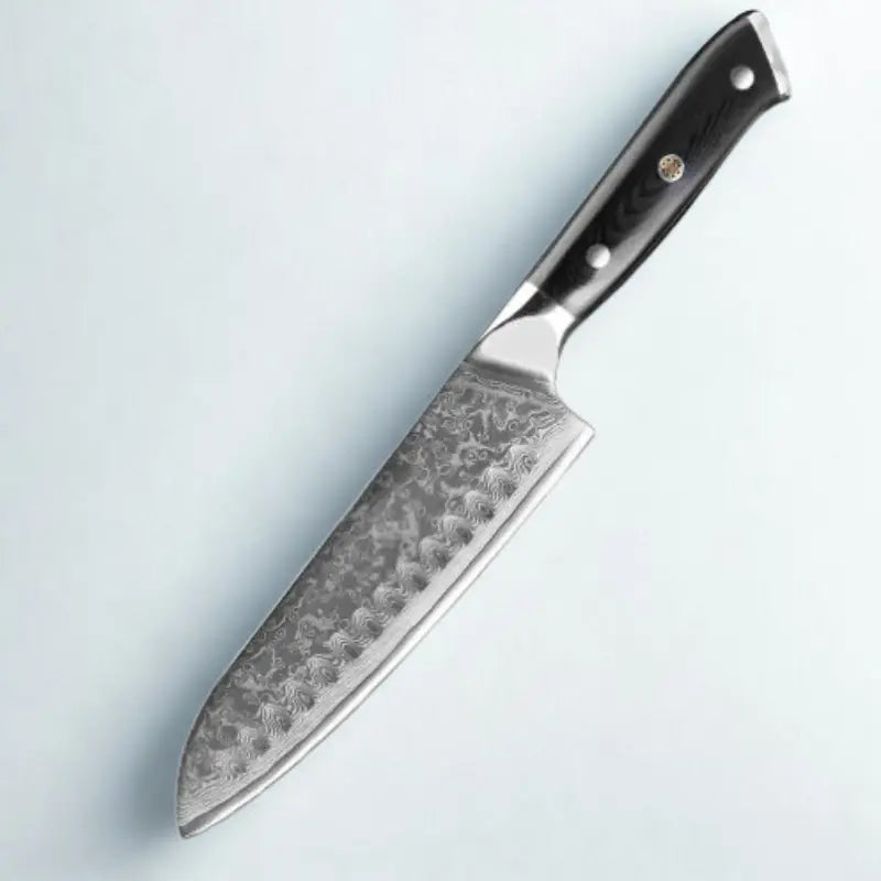 Couteau en acier damas sur fond blanc