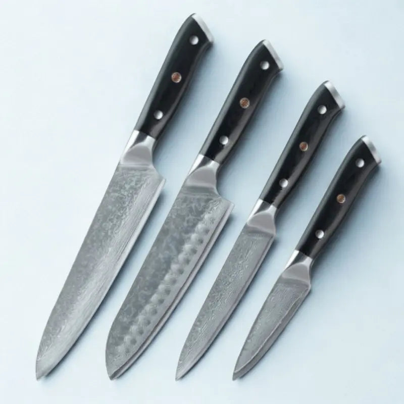 4 couteaux en acier damas sur fond blanc