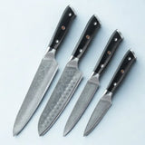 4 couteaux en acier damas sur fond blanc