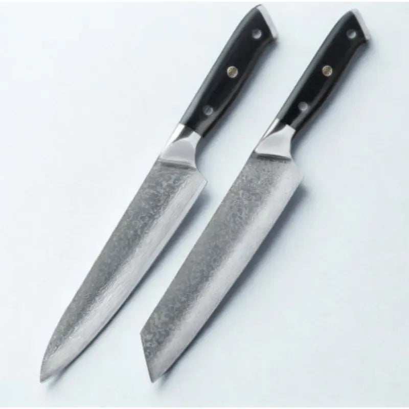 2 couteaux en acier damas sur fond blanc