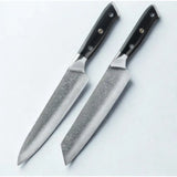 2 couteaux en acier damas sur fond blanc