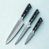 3 couteaux en acier damas sur fond blanc