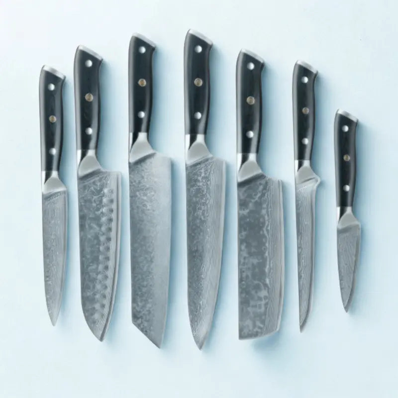 7 couteaux en acier damas sur fond blanc