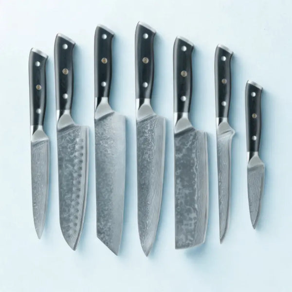 7 couteaux en acier damas sur fond blanc