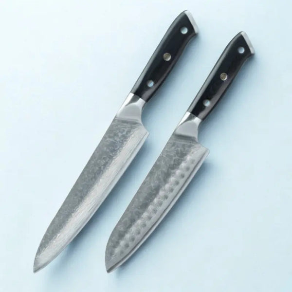 2 couteaux en acier damas sur fond blanc