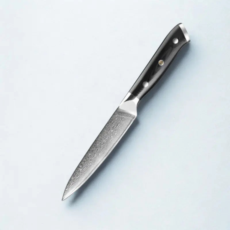 Couteau en acier damas sur fond blanc