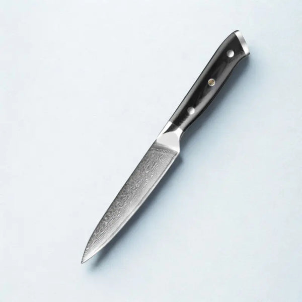 Couteau en acier damas sur fond blanc