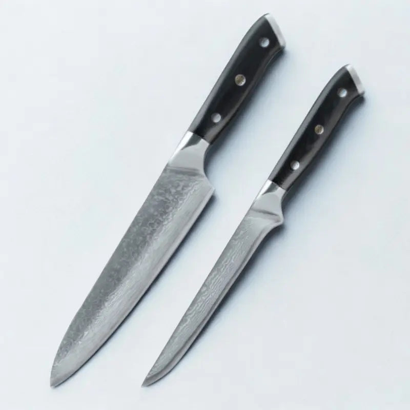 2 couteaux en acier damas sur fond blanc