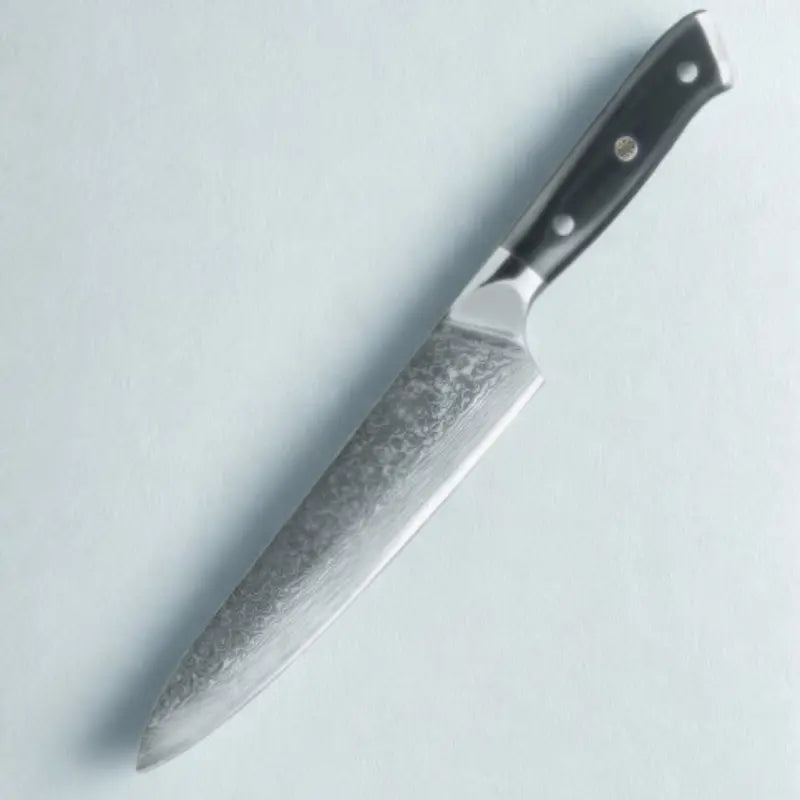 Couteau en acier damas sur fond blanc
