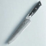 Couteau en acier damas sur fond blanc