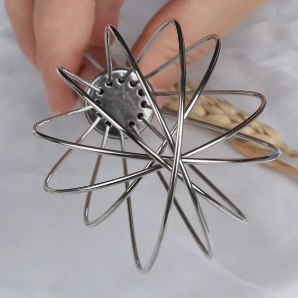 Vision d'un fouet de très près, tenu par une main