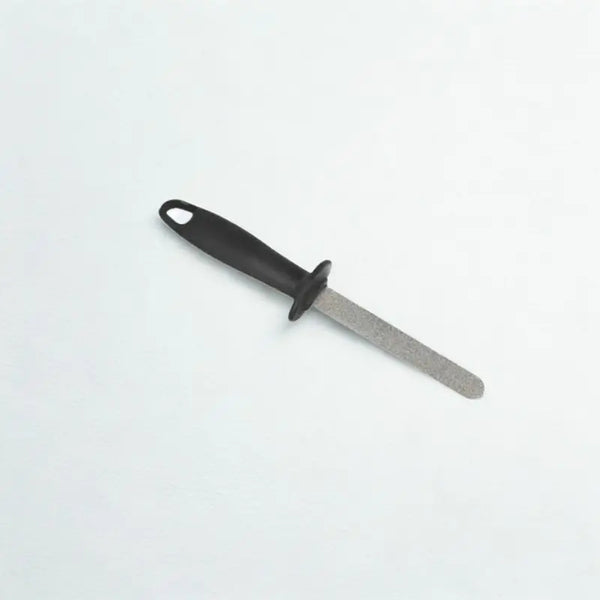 Fusil à aiguiser sur fond blanc