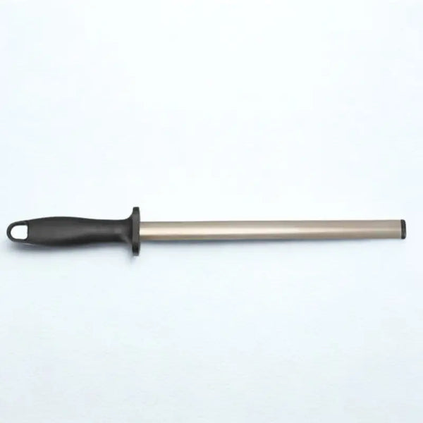 Fusil à aiguiser sur fond blanc