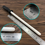 Fusil à aiguiser en céramique blanche et règle sur bois