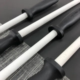 Fusils à aiguiser en céramique blanche sur fond gris