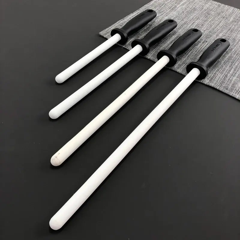 Fusils à aiguiser en céramique blanche sur fond gris