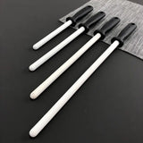 Fusils à aiguiser en céramique blanche sur fond gris