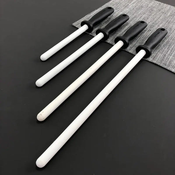 Fusils à aiguiser en céramique blanche sur fond gris