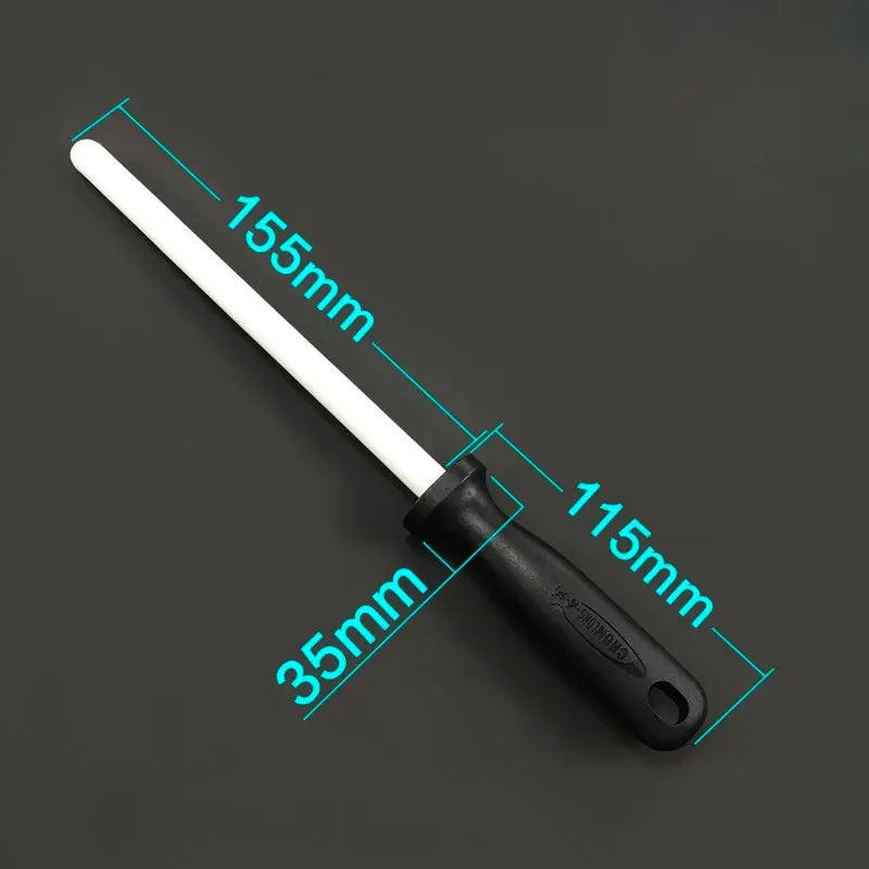 Fusil à aiguiser en céramique blanche et mesures sur fond gris