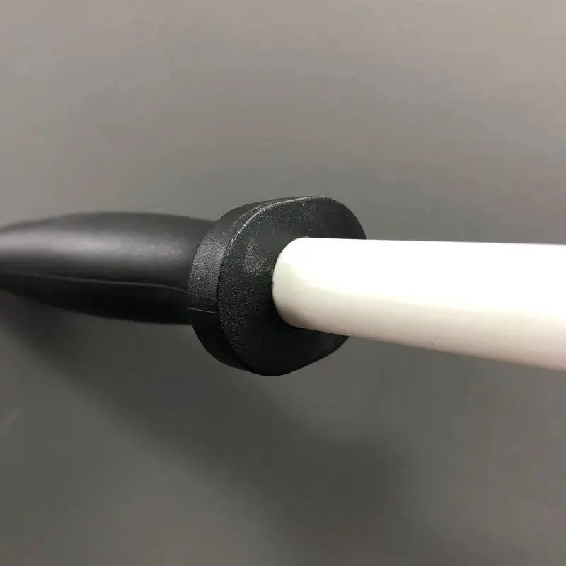 Fusil à aiguiser en céramique blanche sur fond gris
