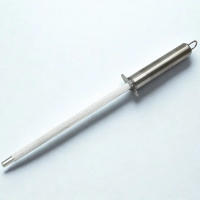 Fusil d'aiguisage tout inox sur fond blanc