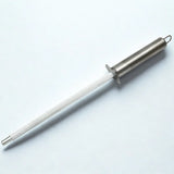 Fusil d'aiguisage tout inox sur fond blanc