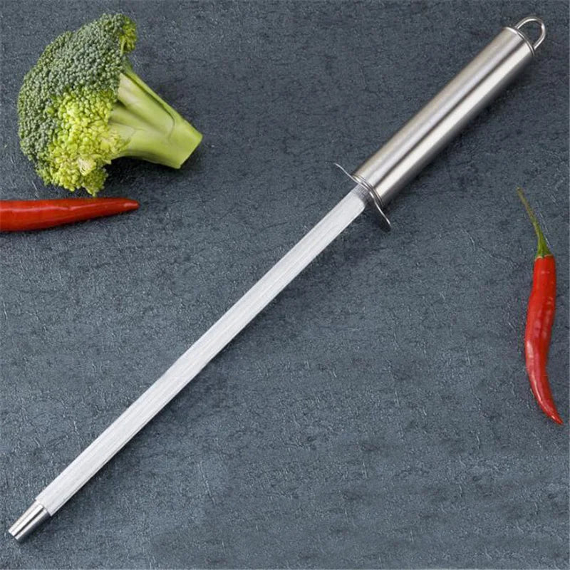 Fusil d'aiguisage tout inox et légumes sur fond blanc