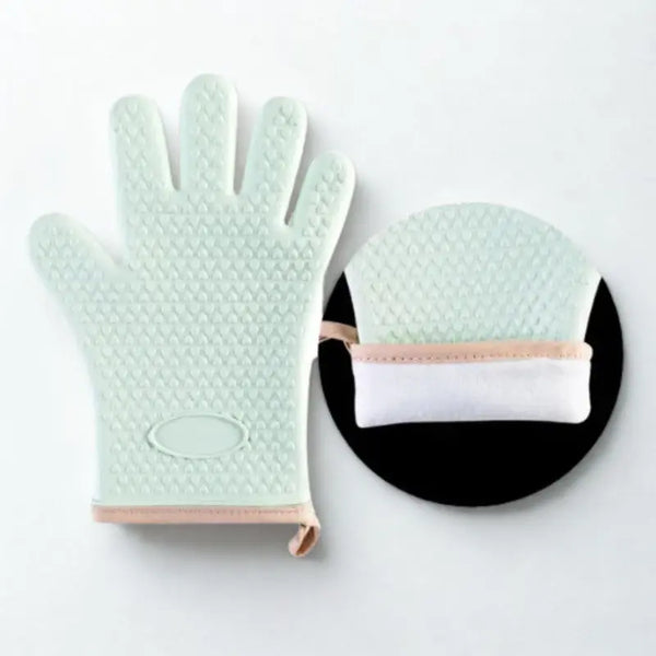 Gants turquoises sur fond blanc
