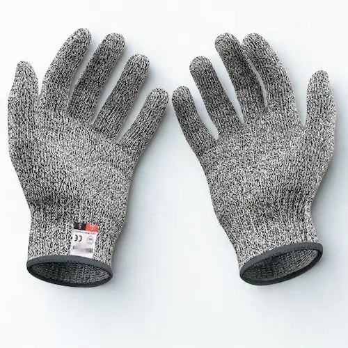 Gants de protection professionnels sur fond blanc