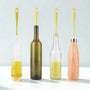 Goupillons et bouteilles sur fond blanc 