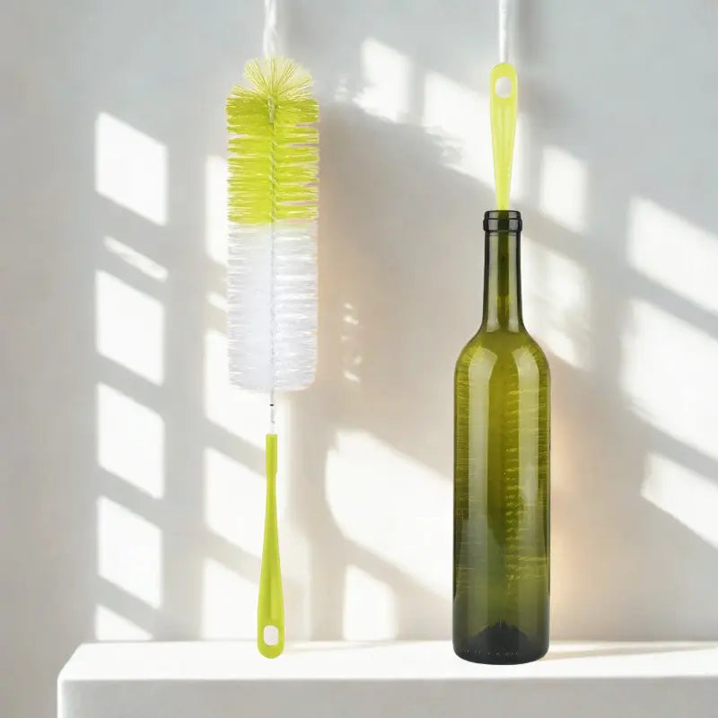 Goupillon et bouteille sur fond blanc 