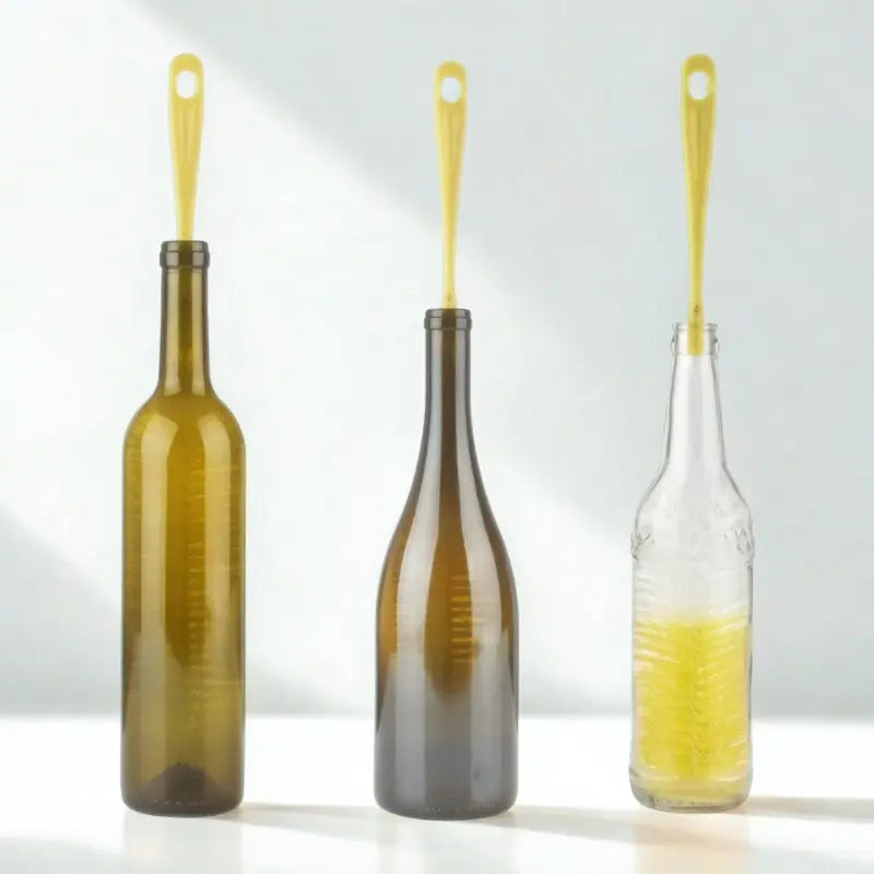 Goupillons et bouteilles sur fond blanc 