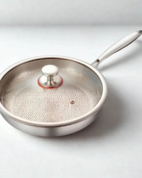 Poêle inox sur fond blanc