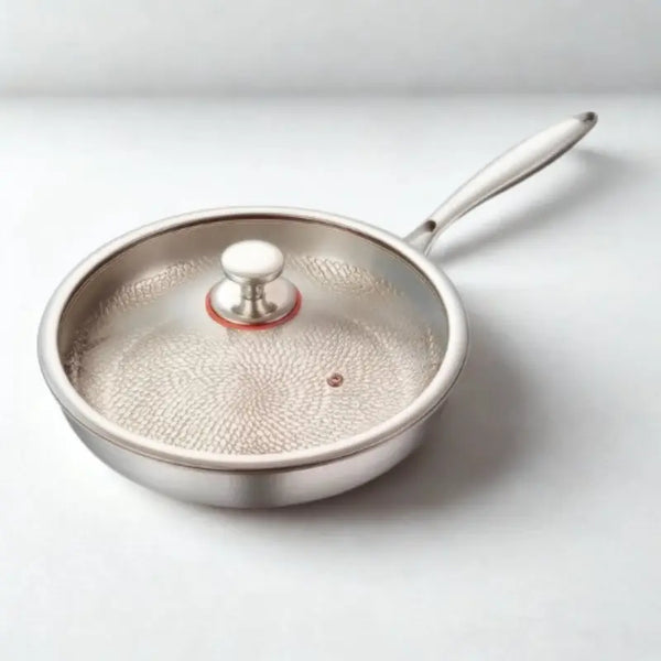 Poêle inox sur fond blanc