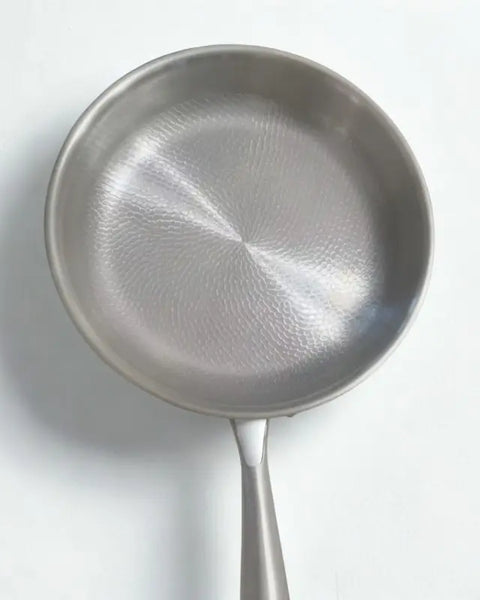 Poêle inox sur fond blanc