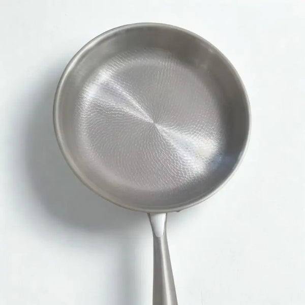 Poêle inox sur fond blanc