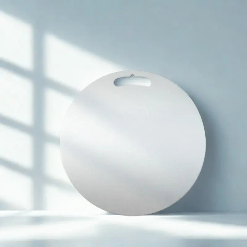 Planche inox ronde sur fond blanc