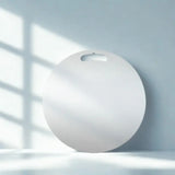 Planche inox ronde sur fond blanc