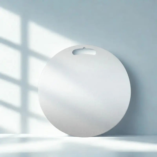 Planche inox ronde sur fond blanc