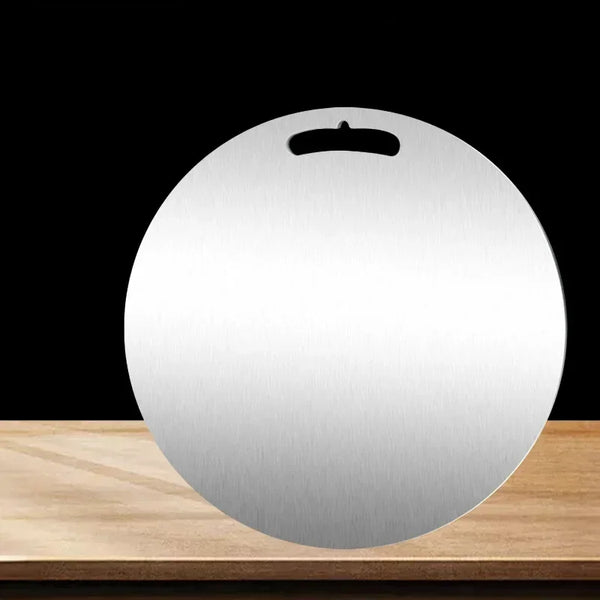 Planche ronde, en inox, sur fond noir et beige