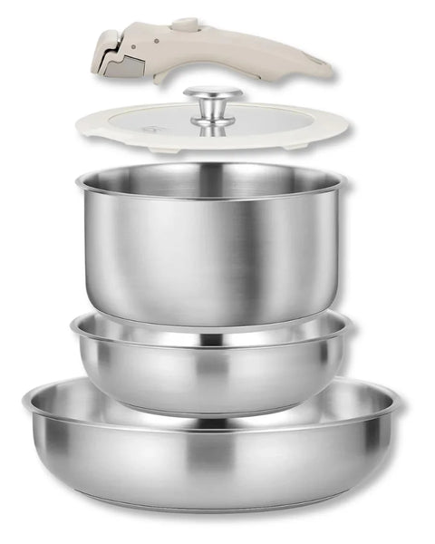 Set de poêles et casseroles avec mancvhe amovible sur fond blanc