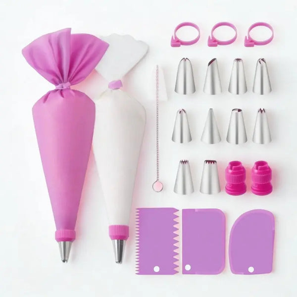 Douilles coupes-pâte et poches plastique sur fond blanc