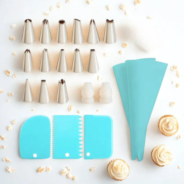 Douilles coupes-pâte et poches plastique sur fond blanc