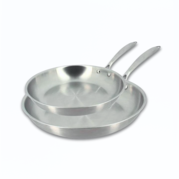 2 poêles inox sur fond blanc