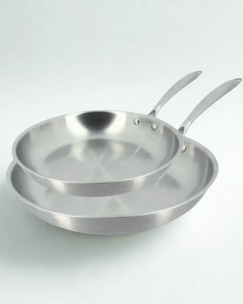 2 poêles inox sur fond blanc