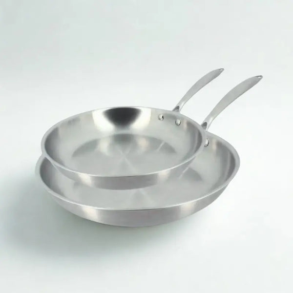 2 poêles inox sur fond blanc