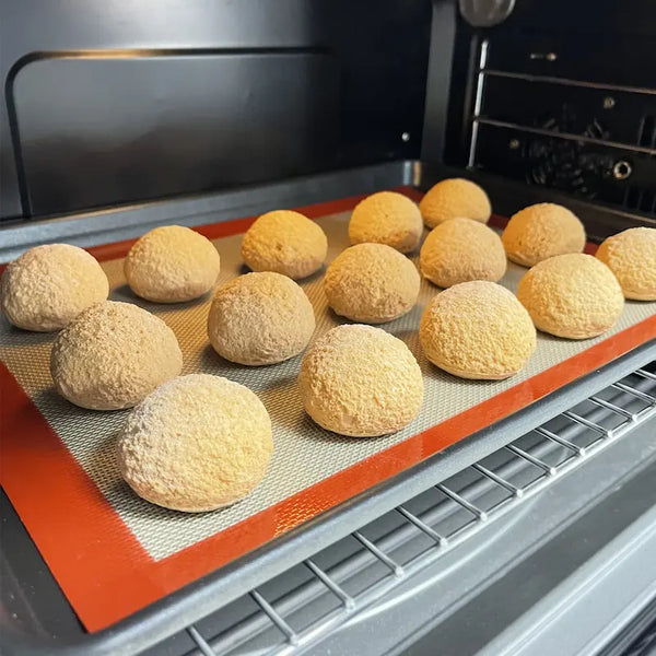 Pâtisseries sur tapis cuisson dans four