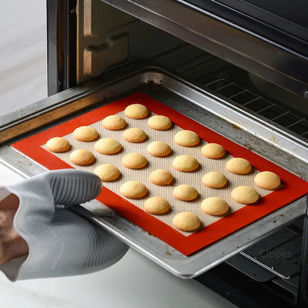 Pâtisseries sur tapis cuisson dans four