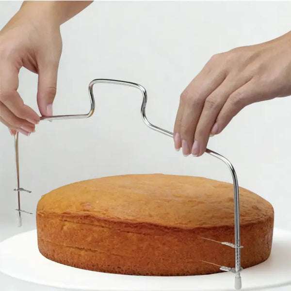 Découpe gâteau en acier inoxydable en action.